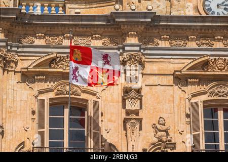 Drapeau de Castille et Léon à la façade Plaza Mayor Square - Salamanque, Espagne Banque D'Images