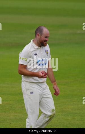 Chester le Street, 10 juillet 2023. Ben Raine bowling pour Durham Cricket contre Gloucestershire dans le LV= County Championship Division Two match à Seat unique, Riverside, Chester le Street. Crédit : Colin Edwards/Alamy Live News Banque D'Images