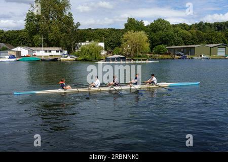 Jeunes membres d'un club d'aviron sur la rivière à Henley on Thames. Banque D'Images