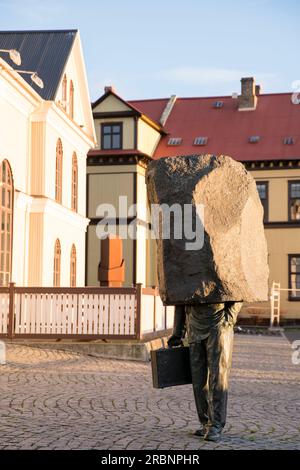 "Ópekkti Embættismadurinn" (le bureaucrate inconnu) statue d'un homme d'affaires avec un rocher pour une tête par Magnús Tómasson (Magnus Tomasson) à Tjörnin l Banque D'Images