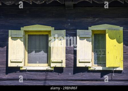 Détail des fenêtres sur une vieille maison en bois dans le village de Krapje. Parc naturel de Lonjsko Polje, Croatie. Banque D'Images