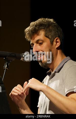 Joan Tomàs Martínez, récital de poésie, festival Versud Poètica, Santanyí, Majorque, Îles Baléares, Espagne. Banque D'Images