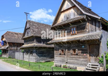 Vieilles maisons traditionnelles en bois dans le village de Krapje. Parc naturel de Lonjsko Polje, Croatie. Banque D'Images