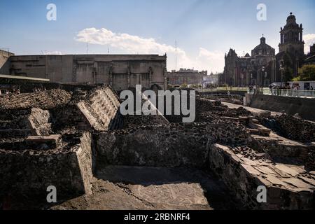 Ruines du Museo Templo Mayor (plus grand temple dans la capitale aztèque Tenochtitlan) regardant vers la cathédrale, Mexico, Mexique, Amérique du Nord, Banque D'Images