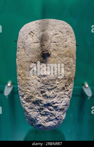 Figure monolithique en relief schématique, culture Chanka, silo IV-VIII d'après Christ, granit gris sculpté, Musée sa Bassa Blanca (msbb). Yannick vu et Ben Jakober , Alcudia, Majorque, Espagne. Banque D'Images