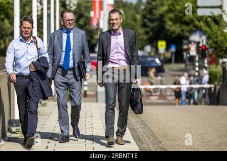 MAASTRICHT - SEF van Montfort (L) du VDL Nedcar et Paul van Vuuren (M, Direction générale du VDL Groep) en route pour une réunion d'information pour le Conseil provincial sur la situation au VDL Nedcar. Le constructeur automobile a récemment annoncé le licenciement de plus de 1 800 employés. ANP MARCEL VAN HOORN netherlands Out - belgique Out Banque D'Images