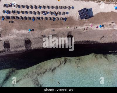 Lignes parapluie pour les touristes, vue aérienne de la plage de sa Rapita, Campos, Majorque, Îles Baléares, Espagne. Banque D'Images