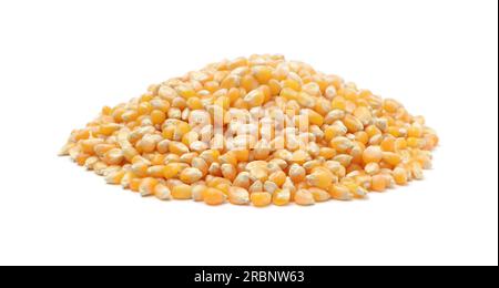 Tas de grains de maïs secs isolés sur blanc. Banque D'Images