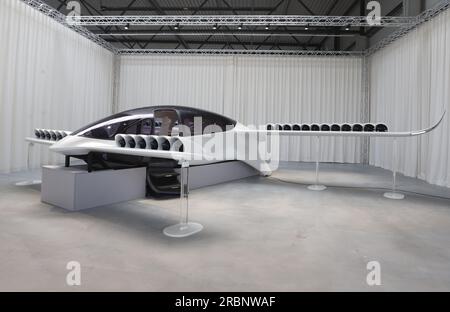 10 juillet 2023, Bavière, Weßling : un modèle préliminaire d'un jet Lilium se tient dans un hangar chez l'avionneur Lilium. Photo : Karl-Josef Hildenbrand/dpa Banque D'Images