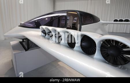 10 juillet 2023, Bavière, Weßling : un modèle préliminaire d'un jet Lilium se tient dans un hangar chez l'avionneur Lilium. Photo : Karl-Josef Hildenbrand/dpa Banque D'Images