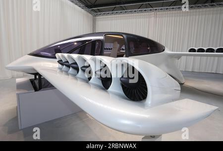 10 juillet 2023, Bavière, Weßling : un modèle préliminaire d'un jet Lilium se tient dans un hangar chez l'avionneur Lilium. Photo : Karl-Josef Hildenbrand/dpa Banque D'Images