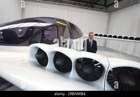 10 juillet 2023, Bavière, Weßling : Volker Wissing, ministre fédéral des Transports (FDP), se tient devant un modèle préliminaire d'un jet Lilium lors d'une visite chez l'avionneur Lilium. Photo : Karl-Josef Hildenbrand/dpa Banque D'Images