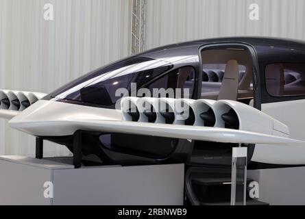 10 juillet 2023, Bavière, Weßling : un modèle préliminaire d'un jet Lilium se tient dans un hangar chez l'avionneur Lilium. Photo : Karl-Josef Hildenbrand/dpa Banque D'Images