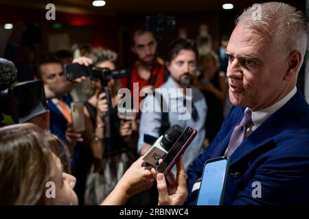 Turin, Italie. 10 juillet 2023. Paolo Zangrillo, ministre de l'Administration publique, est interviewé par des journalistes à l'issue d'une réunion intitulée 'PNRR e Pubblica Amministrazione' (NRRP et Administration publique). Crédit : Nicolò Campo/Alamy Live News Banque D'Images