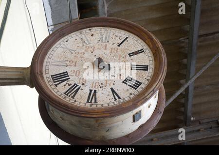 Horloge ancienne de la gare sans aiguilles style vintage porté avec le temps Banque D'Images