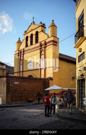 Vendeurs de rue en face de l'église "Templo Expiatorio de San Nicolás de Tolentino", San Cristóbal de las Casas, hauts plateaux centraux (Sierra Banque D'Images