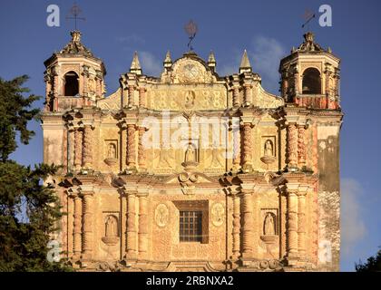 Magnifique façade de l'église Convento de Santo Domingo de Guzmán, San Cristóbal de las Casas, hauts plateaux centraux (Sierra Madre de Chiapas), Mexique, Banque D'Images