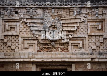 Détail de la façade ornée d'un temple, zone archéologique d'Uxmal, ville maya en ruine, Yucatán, Mexique, Amérique du Nord, Amérique latine, UNESCO World HER Banque D'Images