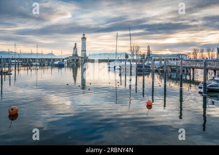 Port avec lion et phare bavarois, Lindau am Bodensee, Souabe, Bavière, Allemagne Banque D'Images