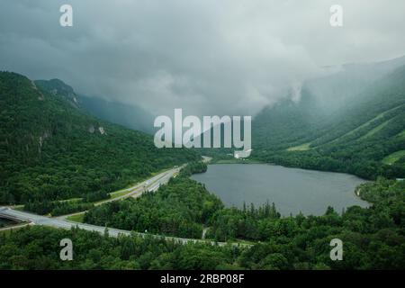 Vue d'une tempête entrante sur le lac Echo depuis Artists Bluff Lookout, Franconia, New Hampshire Banque D'Images