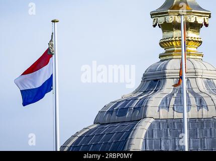 LA HAYE - le sac d'école de la princesse Alexia est suspendu au mât du palais huis ten Bosch. ANP REMKO DE WAAL netherlands Out - belgique Out Banque D'Images