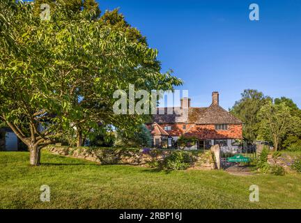 Vieux cottage dans le village de Slaugham, West Sussex, Angleterre Banque D'Images