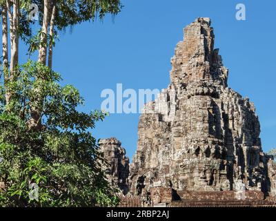 Célèbre pour son architecture, le temple de Bayon au Cambodge sur une journée chaude ensoleillée, paysage. Banque D'Images