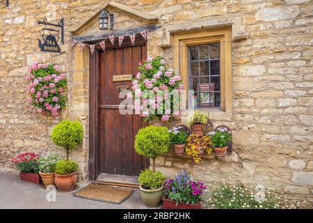 Salon de thé dans le village de Castle Combe, Wiltshire, Angleterre Banque D'Images