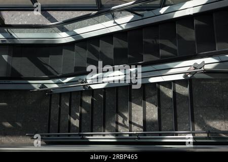 Une vue d'en haut d'un escalator sans personne Banque D'Images