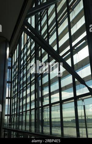 Une grande baie vitrée avec des piliers et des colonnes métalliques dans un aéroport Banque D'Images