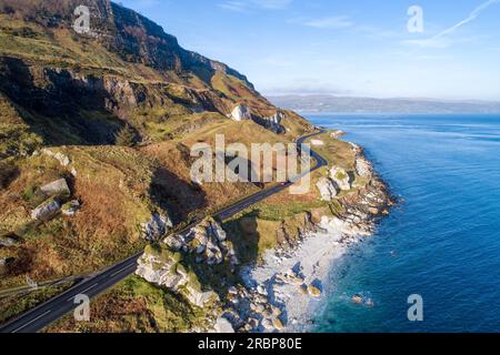 Irlande du Nord. Côte atlantique avec la célèbre route côtière appelée Causeway Coastal route. L'une des routes côtières les plus pittoresques d'Europe. Vue aérienne Banque D'Images