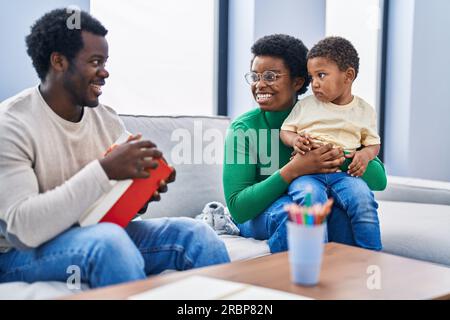 Surprise familiale afro-américaine avec cadeau à la maison Banque D'Images