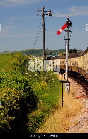 Vue depuis le train, en direction de Minehead sur le West Somerset Railway, remorqué par S&DJR Class 7F No 88 (53808). Banque D'Images