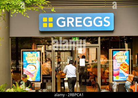 Londres, Angleterre, Royaume-Uni - 27 juin 2023 : personne entrant dans la succursale de la boulangerie Greggs à Paddington dans le centre de Londres Banque D'Images