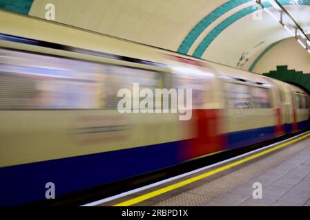 Train de métro arrivant à la station de métro Londres Banque D'Images