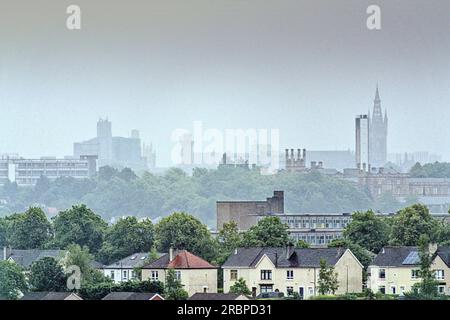 Glasgow, Écosse, Royaume-Uni 10 juillet 2023. Météo au Royaume-Uni : de fortes pluies sur l'extrémité ouest ont vu l'université de Glasgow et le cirque du parc se profiler au loin alors que la pluie trempait la ville. Crédit Gerard Ferry/Alamy Live News Banque D'Images