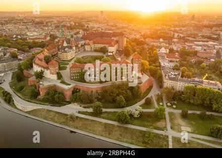 Château royal du Wawel et Vistule au lever du soleil à Cracovie, Pologne Banque D'Images