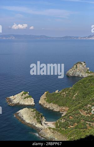 Chapelle Agios Ioannis sur un rocher au-dessus de la côte ouest de l'île de Skopelos. Elle est surtout connue dans le film Mama Mia, Sporades du Nord, Grèce Banque D'Images