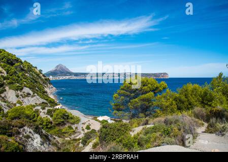 Cabo San Antonio , avec Javea Bay , et Montgo , le monolithe de la Costa Blanca, vu depuis Cap Prim Banque D'Images