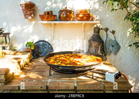Paella Valenciana, cuit à la maison dans le jardin, fait maison , Costa Blanca, Espagne Banque D'Images