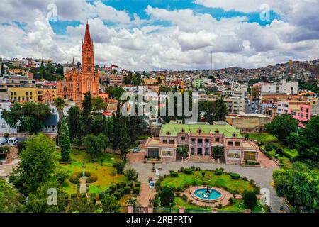 Museo Francisco Goitia y catedral y parque en Zacatecas Mexique. Vue aérienne de la zone de colonie de la capitale de l'État de Zacatecas 2023. Ville coloniale © (© photo LuisGutierrez / NortePhoto.com) Zacatecas Mexique. Vista aerea de la zona colonia de Ciudad capital del Estado de Zacatecas 2023. ciudad colonial © (© Foto por LuisGutierrez / NortePhoto.com) Banque D'Images