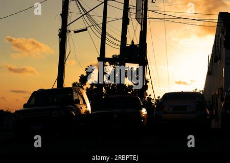 Voitures au coucher du soleil à Olinda, Brésil Banque D'Images