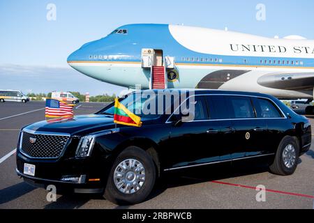 Vilnius, Lituanie. 10 juillet 2023. Le président Joe Biden arrive à bord d’Air Force One à l’aéroport international de Vilnius en Lituanie le lundi 10 juillet 2023 pour le sommet de l’OTAN. Photo du bureau de presse du président lituanien/ crédit : UPI/Alamy Live News Banque D'Images