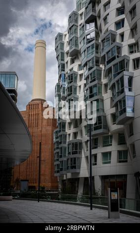 Battersea, Londres, Royaume-Uni : nouveaux immeubles à Battersea avec la centrale électrique de Battersea réaménagée derrière. Vu depuis Electric Boulevard. Banque D'Images