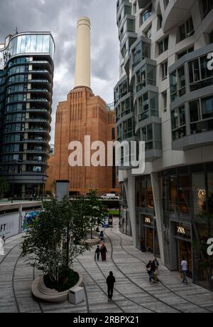 Battersea, Londres, Royaume-Uni : nouveaux immeubles à Battersea avec la centrale électrique de Battersea réaménagée derrière. Vu depuis Electric Boulevard. Banque D'Images