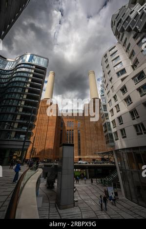 Battersea, Londres, Royaume-Uni : Battersea Power Station est maintenant réaménagé pour devenir une destination de shopping et de loisirs. Vu depuis Electric Boulevard avec de nouveaux appartements Banque D'Images