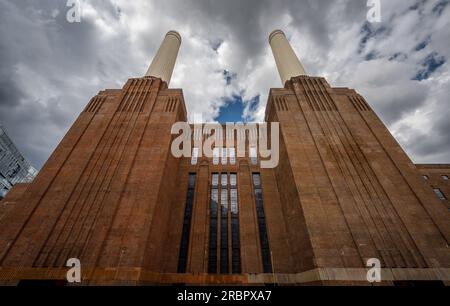 Battersea, Londres, Royaume-Uni : Battersea Power Station est maintenant réaménagé pour devenir une destination de shopping et de loisirs. Vue sur la façade sud et les cheminées. Banque D'Images