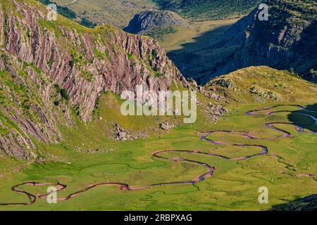 La rivière serpente à travers le fond vert de la vallée, Aguas Tuertas, Valle de Hecho, Huesca, Pyrénées, Aragon, Espagne Banque D'Images