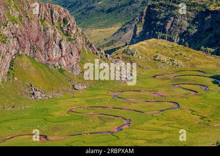 La rivière serpente à travers le fond vert de la vallée, Aguas Tuertas, Valle de Hecho, Huesca, Pyrénées, Aragon, Espagne Banque D'Images