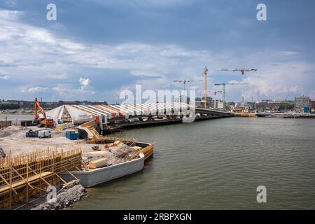 Finkensilta trafic léger et pont ferroviaire léger de Korkeasaari à Nihti ou Sompasaari en construction à Helsinki, Finlande Banque D'Images